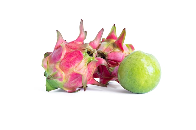 Pitaya fruta y guayaba común aislado sobre fondo blanco.