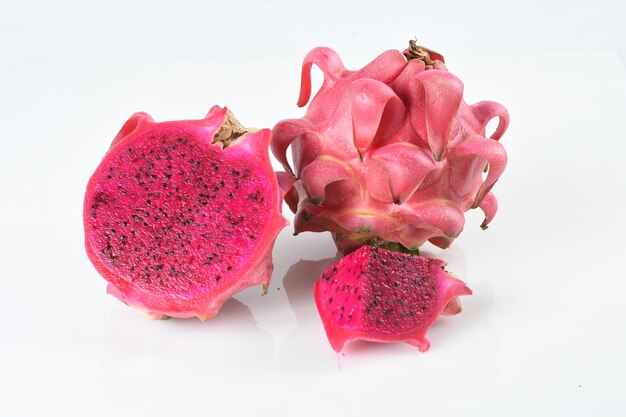 pitaya roja de la fruta del dragón aislada en rodajas blancas y enteras