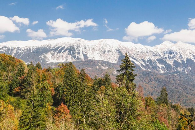 Pitoresca cordilheira alpina coberta de neve na Eslovênia