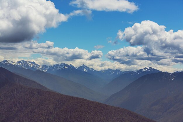 Pitoresca paisagem montanhosa em um dia ensolarado no horário de verão. Bom para fundo natural.