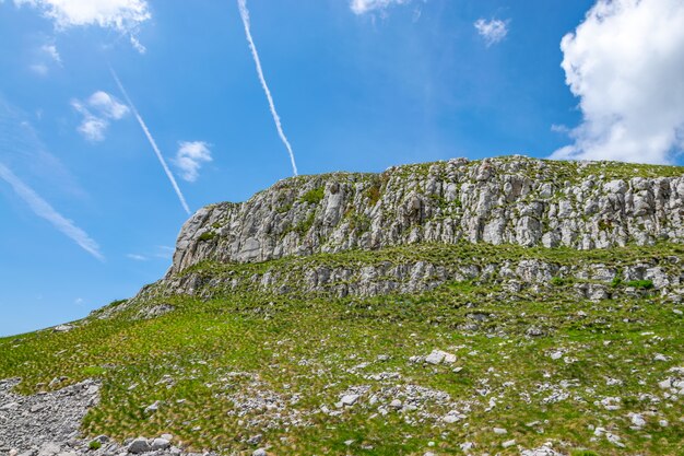 Pitorescas montanhas altas no norte de Montenegro no Parque Nacional Durmitor