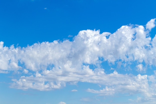 Pitorescas nuvens bonitas no céu azul. Tempo, conceito de natureza.