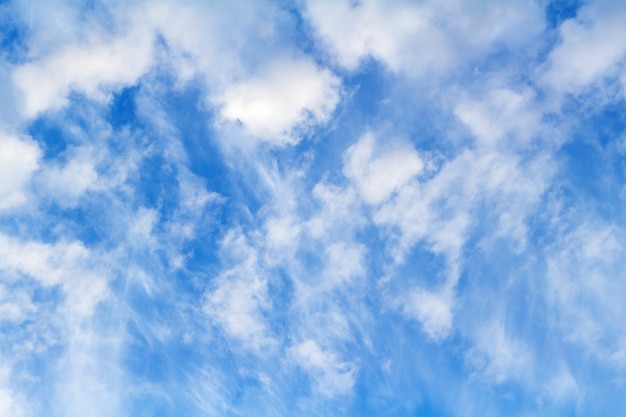 Foto pitorescas nuvens bonitas no céu azul