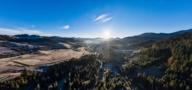 Pitorescas paisagens montanhosas de outono com neve perto da vila de Dzembronya, nas montanhas dos Cárpatos da Ucrânia