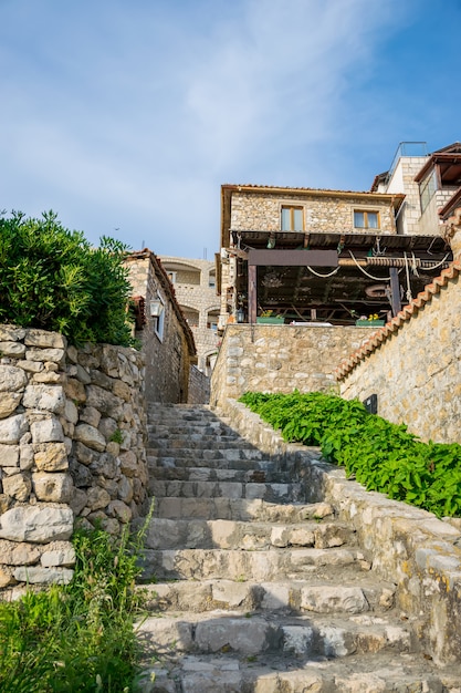 Pitorescas ruas estreitas na cidade velha. Ulcinj, Montenegro.