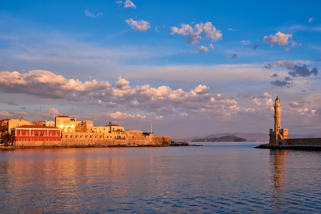 Pitoresco antigo porto de Chania, ilha de Creta, Grécia