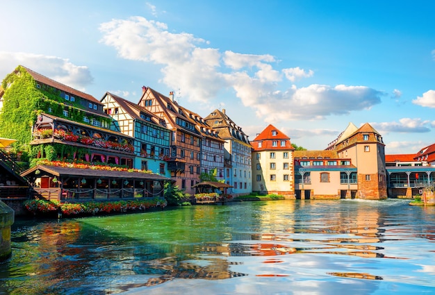 Pitoresco distrito Petite France em Estrasburgo, casas no rio