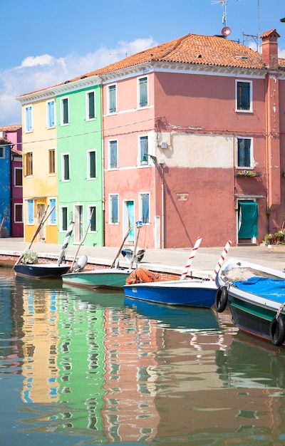 Pitoresque pintou casas na Ilha de Burano, Veneza, Itália