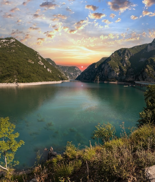 Piva Lake Pivsko Jezero vista em Montenegro