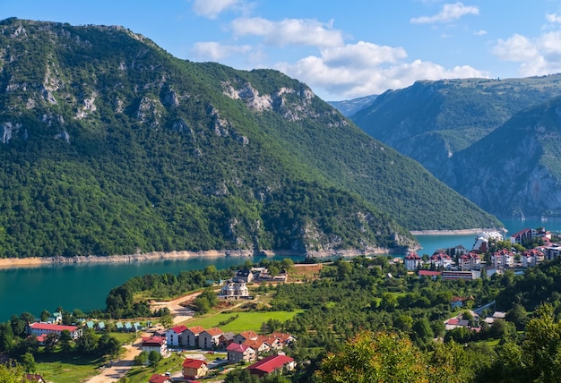 Piva See Pivsko Jezero und Blick auf die Stadt Pluzine in Montenegro