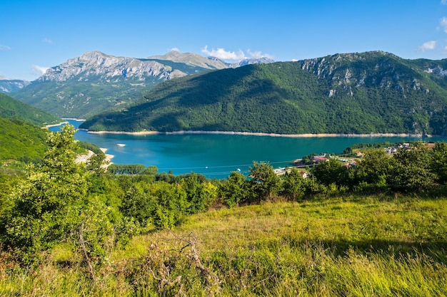 Foto piva see pivsko jezero und blick auf die stadt pluzine in montenegro