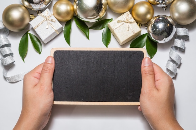 Pizarra con adornos navideños. Navidad, boda y cumpleaños concepto de fondo.