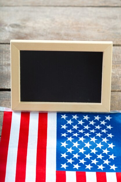 Foto pizarra en blanco con bandera americana