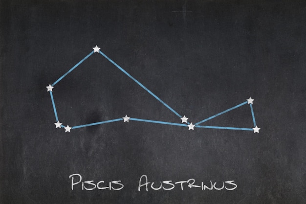 Pizarra con la constelación de Piscis Austrinus dibujada en el medio