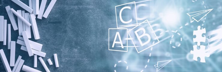 Foto pizarra. crayones para escribir en una pizarra. concepto de aprendizaje. pizarra de tiza de enseñanza escolar.
