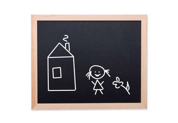 Foto pizarra con dibujo infantil: casa, flor y niña sonriente, imagen conceptual