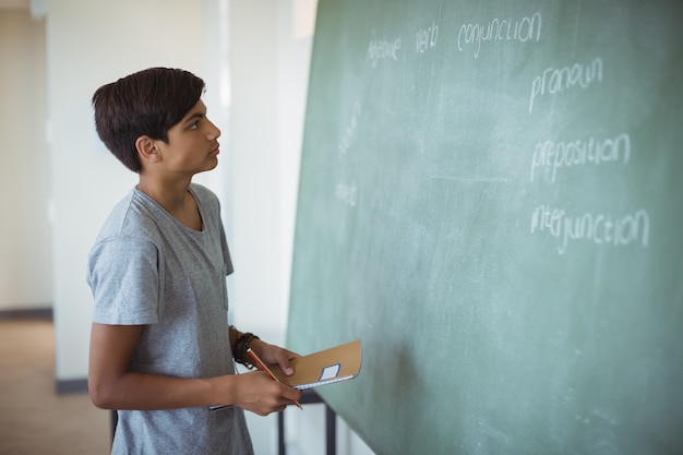 Pizarra de lectura escolar atento en el aula