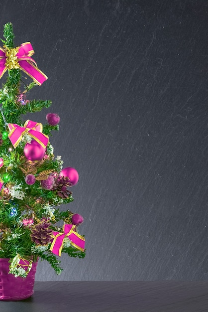 Foto pizarra negra decorativa de fondo de navidad o año nuevo enmarcada con adornos para árboles de navidad