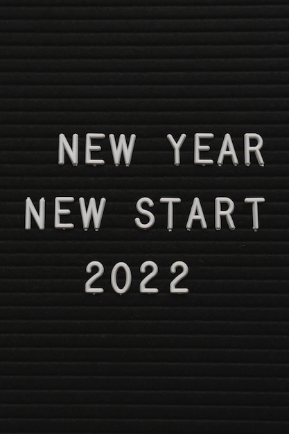 Foto pizarra negra con inscripción de año nuevo. año nuevo 2022