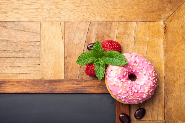 Pizarra negra con rosquilla esmaltada rosa