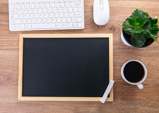 Pizarra con teclado y café.