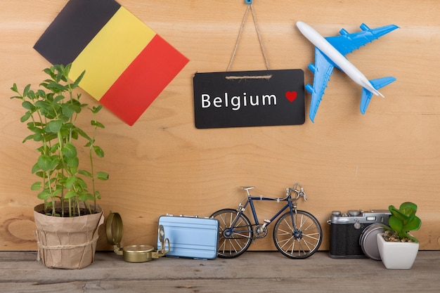 Pizarra con texto Bélgica bandera del modelo de avión de Bélgica pequeña bicicleta y brújula de cámara de maleta