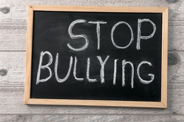 Foto pizarra con texto stop bullying