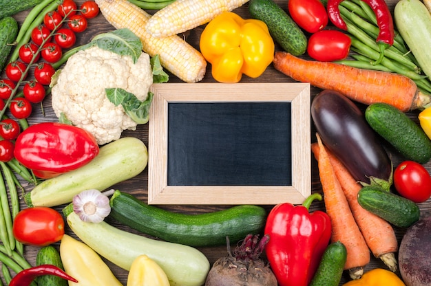 Foto pizarra para texto y vegetales orgánicos frescos