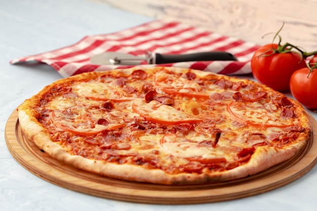 Pizza acabada de cozer na mesa de perto