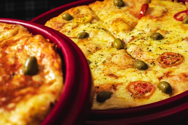 Foto una pizza con aceitunas y una pizza en ella