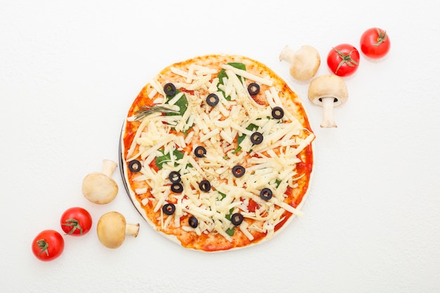 Pizza con aceitunas sobre un fondo blanco.