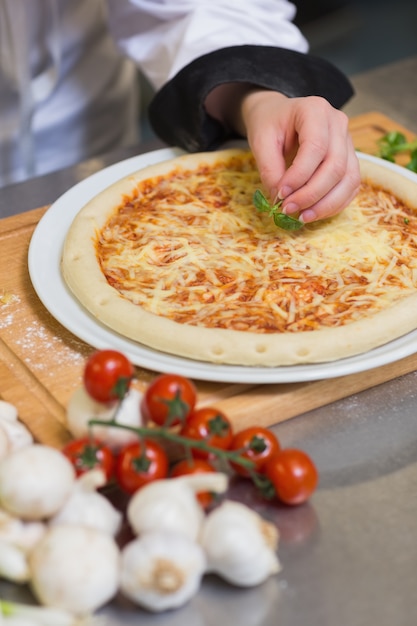 Pizza adornada con hojas de albahaca