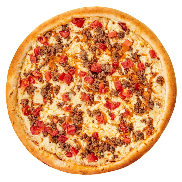 Pizza aislada con carne picada y tomates