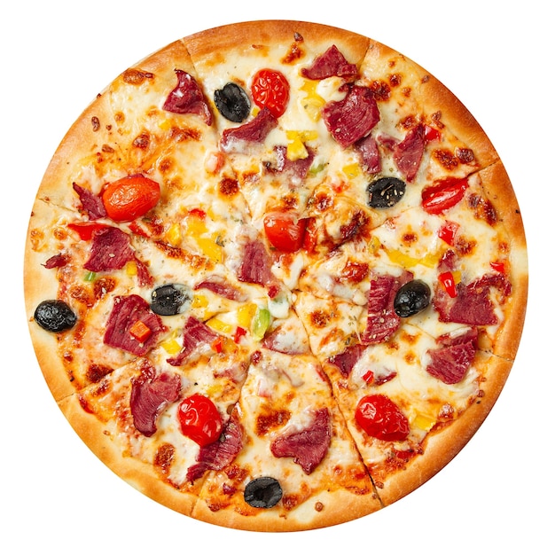 Pizza aislado con carne y verduras en blanco