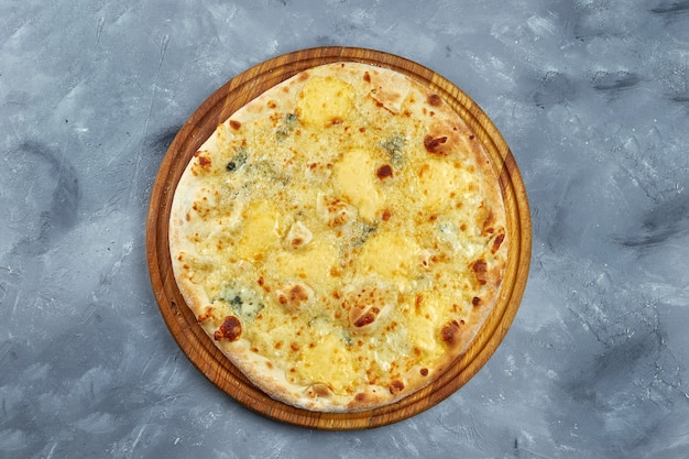 Pizza al horno con queso sobre un fondo gris