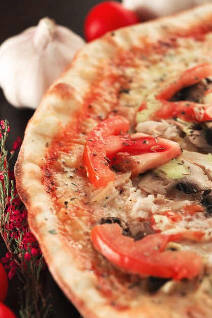 Pizza al horno con tomate, champiñones y pollo.