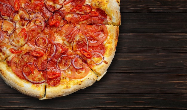 Pizza al horno con tomate pimiento rojo queso y cebolla