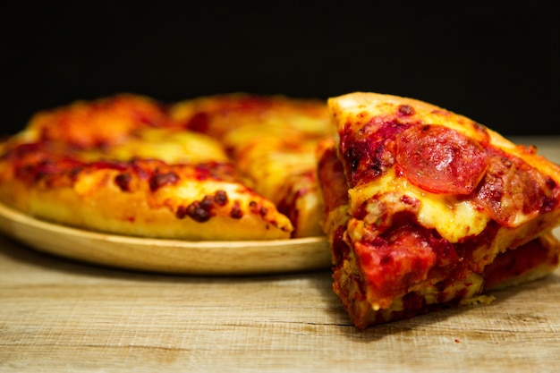 Pizza americana con pepperoni.