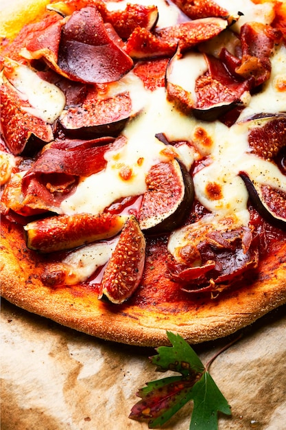 Pizza apetitosa com bacon e frutas