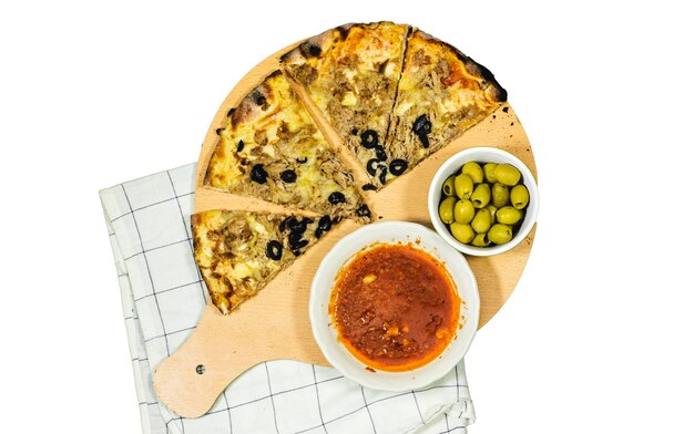 pizza de atún con queso y tomate y aceitunas con tomate cuenco en el corte de madera aislado en ba blanco