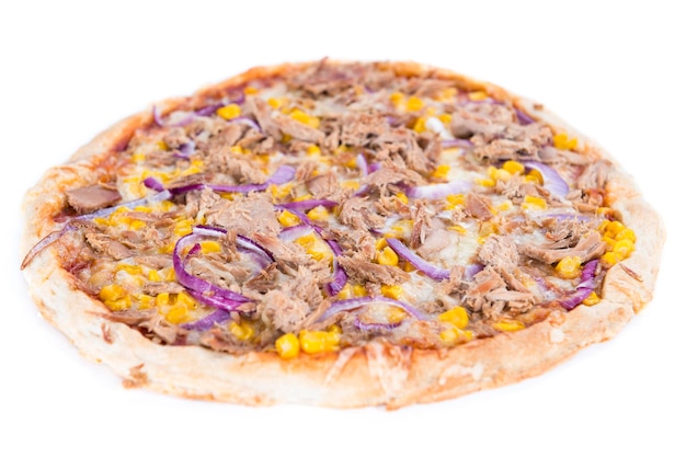 Pizza de atún sobre blanco