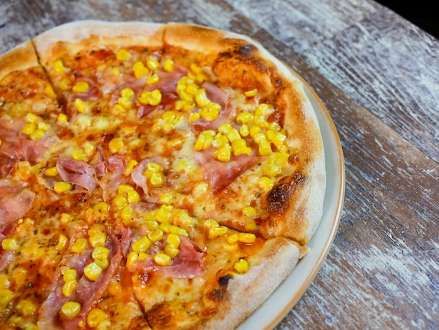 Pizza auf einem Restauranttisch