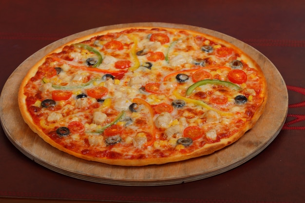 Foto pizza auf einem tablett