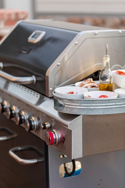 Pizza auf Gasgrill im Freien kochen.