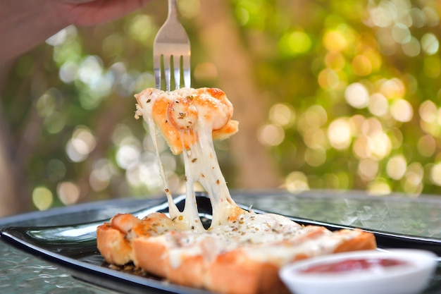 Pizza auf gebackenem Brot