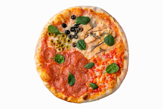 Pizza auf weißem Hintergrund lokalisiert über Ansicht. Köstliche hausgemachte Pizza Draufsicht.