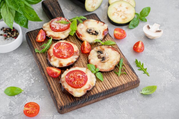 Pizza de berenjena con salsa de tomates setas mozzarella y albahaca fresca Plato vegetariano