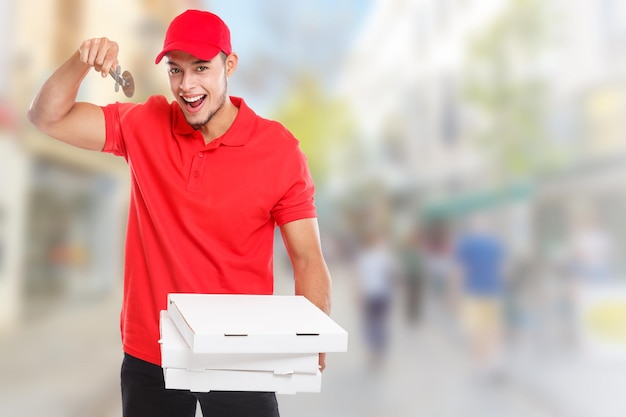 Pizza boy entrega pedido de homem latino entregando cortador de entrega caixa jovem espaço cópia espaço para cópia