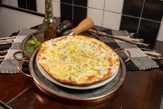 Pizza brasileira com 4 queijos e cebola, vista de cima