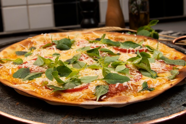 Pizza brasileira com rúcula de queijo pepperoni